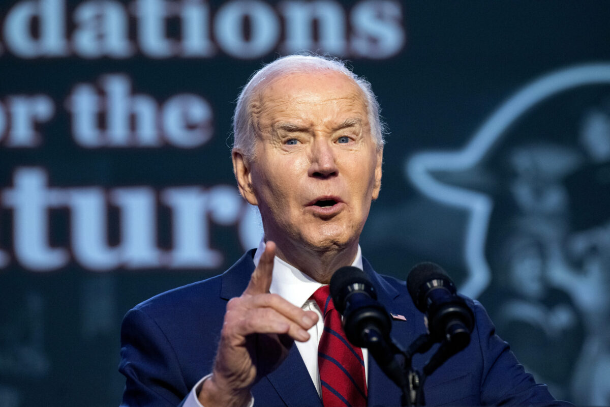 Biden Reads ‘Pause’ Prompt from Teleprompter