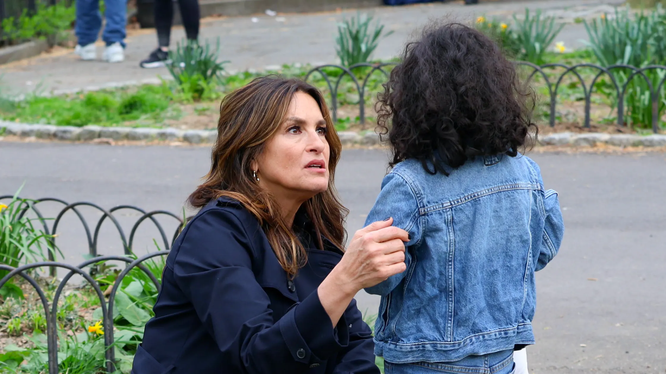 Mariska Hargitay Halts Filming ‘SVU’ When Lost Little Girl Mistakes Her For A Real Cop, Asks For Help