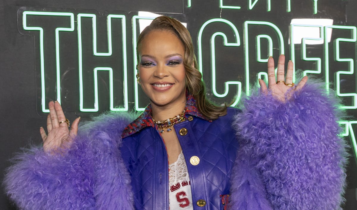 NextImg:Rihanna Dragged For Photoshoot Dressed As Nun: ‘Now Do Islam’ 