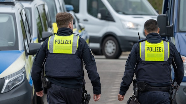 12 April 2024, Mecklenburg-Western Pomerania, Greifswald: The state police have set up a checkpoint at the Peenetal parking lot on the A20 freeway in the direction of Szczecin. As part of the (DiS) Drugs in Road Traffic Days organized by the Stralsund police station, the Stralsund Federal Police Station and the Stralsund Main Customs Office carry out joint traffic checks on drivers.