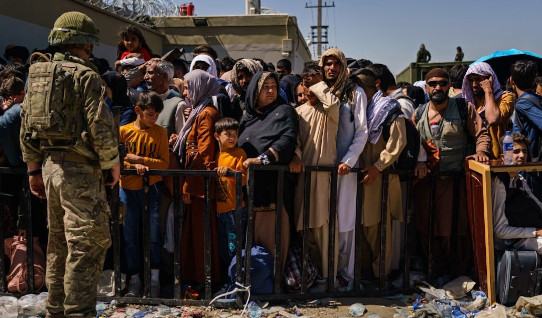 At the intake Abbey Gate, British and American security forces maintain order amongst the Afghan evacuees waiting to leave, in Kabul, Afghanistan, Wednesday, Aug. 25, 2021. (MARCUS YAM / LOS ANGELES TIMES)