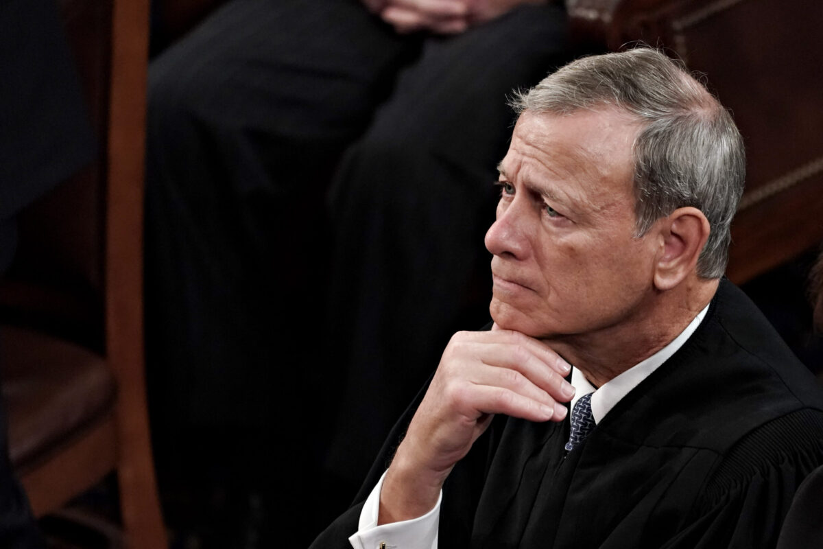 Chief Justice Roberts Rejects Senate Dems’ Meeting Invite for Alito