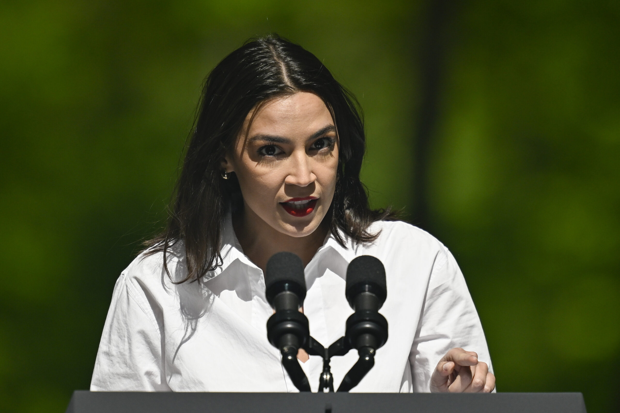 Comedian criticizes AOC for condemning Israel’s defense against terror attack