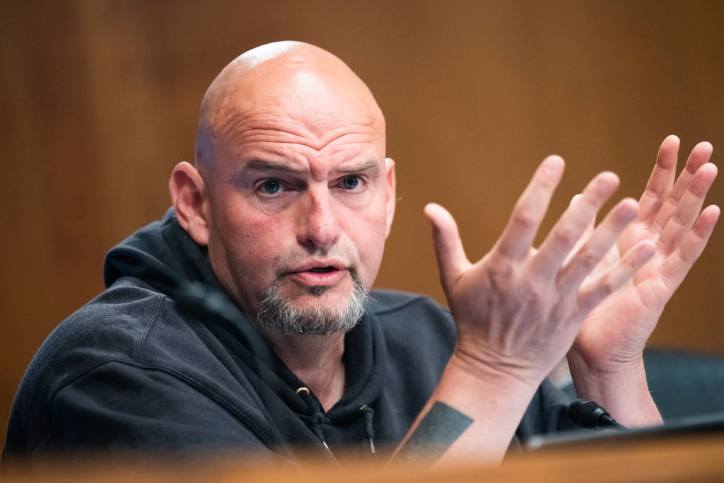 John Fetterman Expresses Deep Disappointment by Removing Harvard Collar During Yeshiva University Address