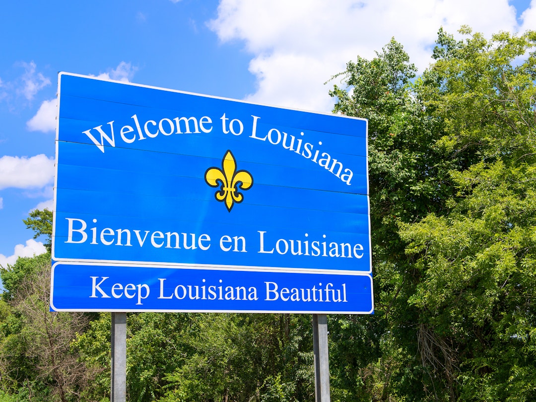 Welcome to Louisiana / Bienvenue en Louisiana sign next to highway