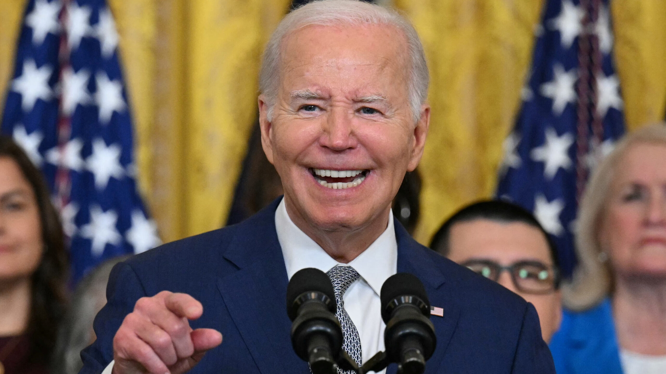 Biden Thưởng Cho Hàng Trăm Ngàn Người Di Cư Vi Phạm Luật Di Trú Liên Bang