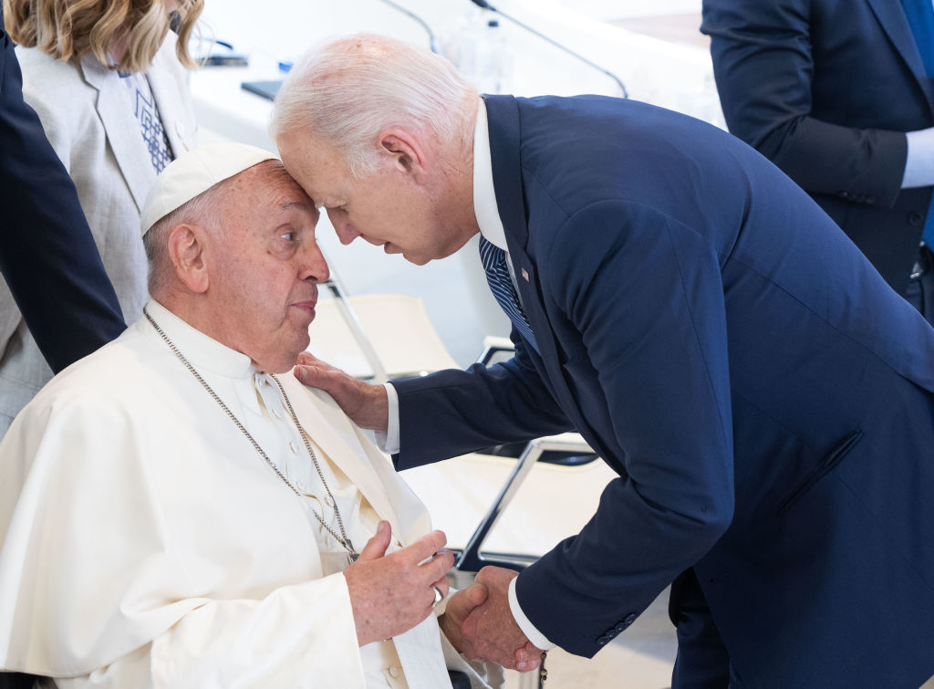 WATCH: Shocked Reaction to Biden’s Forehead Bump with Pope Francis, Captured by Javier Milei