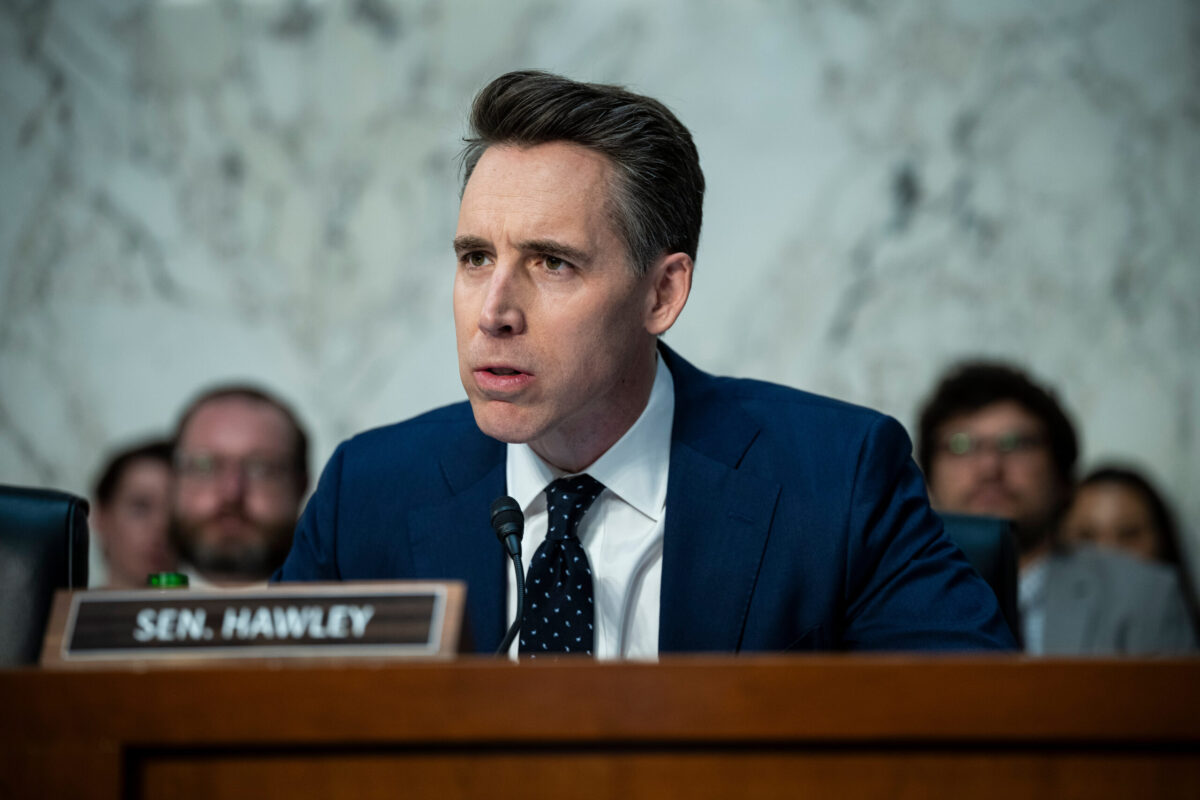 Hawley Challenges Boeing CEO Over .8 Million Pay, Deems Continued Employment a ‘Travesty