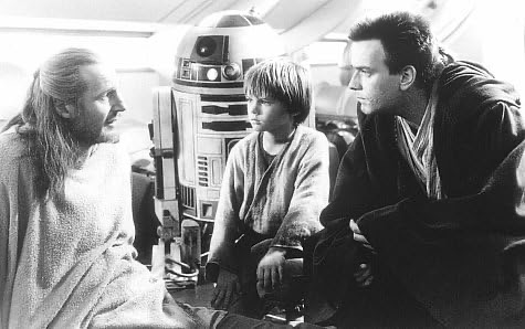 Ewan McGregor, Liam Neeson, Jake Lloyd, and Kenny Baker as R2D2. Star Wars: Episode I: The Phantom Menace (1999). Copyright: Lucasfilm Ltd. All rights reserved. IMDB.