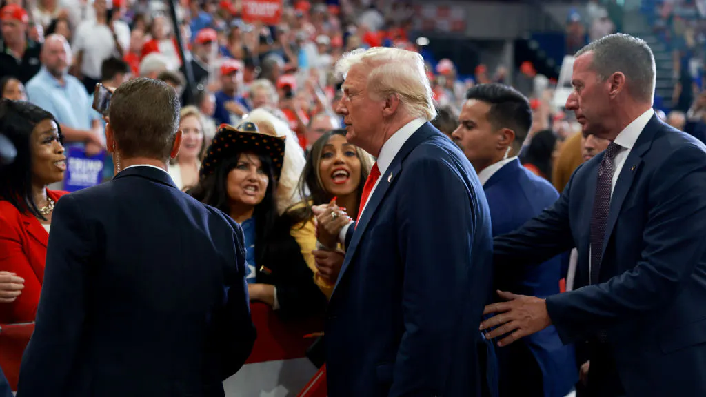 WILD: Female Secret Service Agent Abandons Her Post To Do What!?