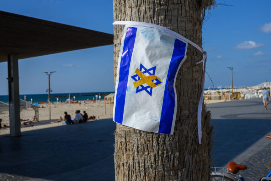 TEL AVIV, ISRAEL - OCTOBER 05: An Israeli flag with the hostage ribbon waves on the boardwalk on October 05, 2024 in Tel Aviv, Israel. On October 7, 2023, members of Hamas mounted a series of attacks and raids on Israeli citizens in the Gaza Envelope border area of Israel. 251 Israelis and foreigners were kidnapped with nearly 100 still unaccounted for and 1139 people were killed. (Photo by Alexi J. Rosenfeld/Getty Images)