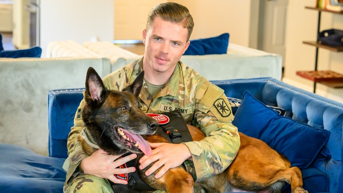 Army Sergeant Reunited With His Military Dog Just In Time For The Holidays 