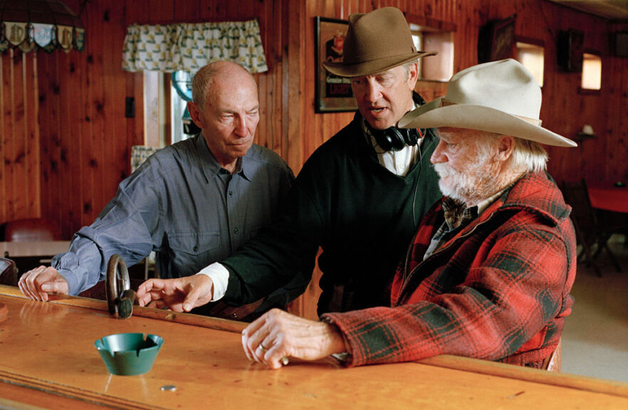 American director David Lynch (C) and actor Richard Farnsworth (R) on set of the film The Straight Story. (Photo by CHRISTOPHE D YVOIRE/Sygma via Getty Images)