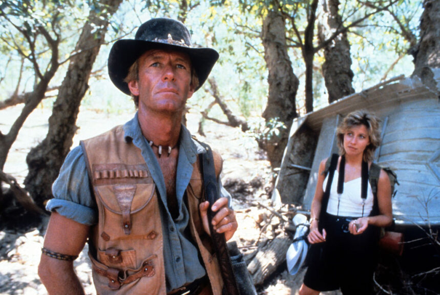 Paul Hogan and Linda Kozlowski in a scene from the film 'Crocodile Dundee', 1986. (Photo by Paramount/Getty Images)