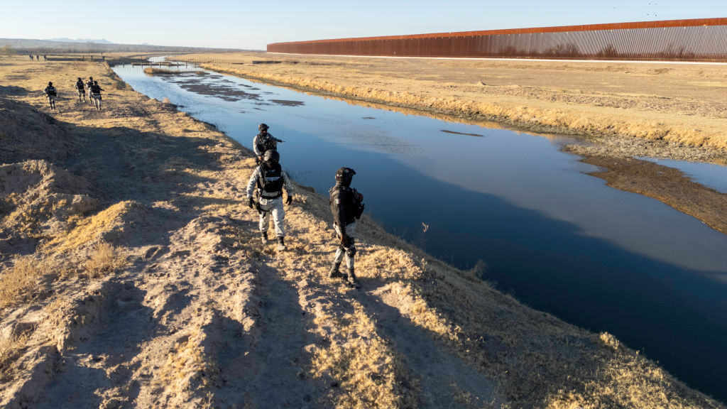 CIUDAD JUAREZ, MEXICO - FEBRUARY 06: Mexican National Guard troops patrol the bank of the Rio Grande at the U.S.-Mexico border on February 06, 2025 near Ciudad Juarez, Mexico. Advance units of troops deployed to the border under orders of Mexican President Claudia Sheinbaum after U.S. President Donald Trump threatened tariffs on Mexican goods. (Photo by John Moore/Getty Images)