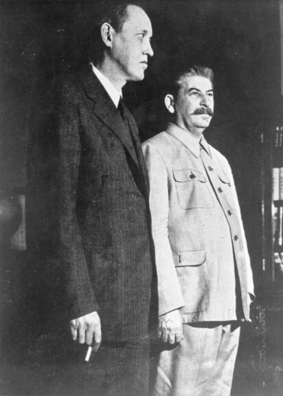 Soviet Communist leader Joseph Stalin (1879 - 1953) with American diplomat Harry Hopkins (1890 - 1946). Original Publication: People Disc - HW0294 (Photo by Hulton Archive/Getty Images)