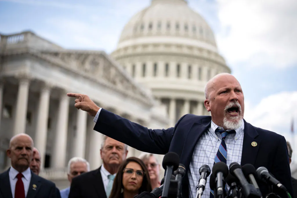 El representante Chip Roy (R-TX) habla en una conferencia de prensa con miembros del House Freedom Caucus fuera de los EE. UU. Capitolio el 12 de septiembre de 2023 en Washington, DC. (Foto de Drew Angerer/Getty Images)
