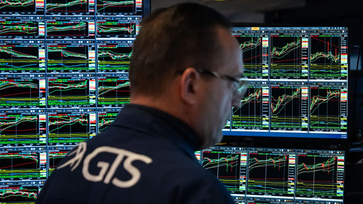 Dow Jumps 400+ Points After Trump Moves Smartphones, Computers To Different ‘Tariff Bucket’