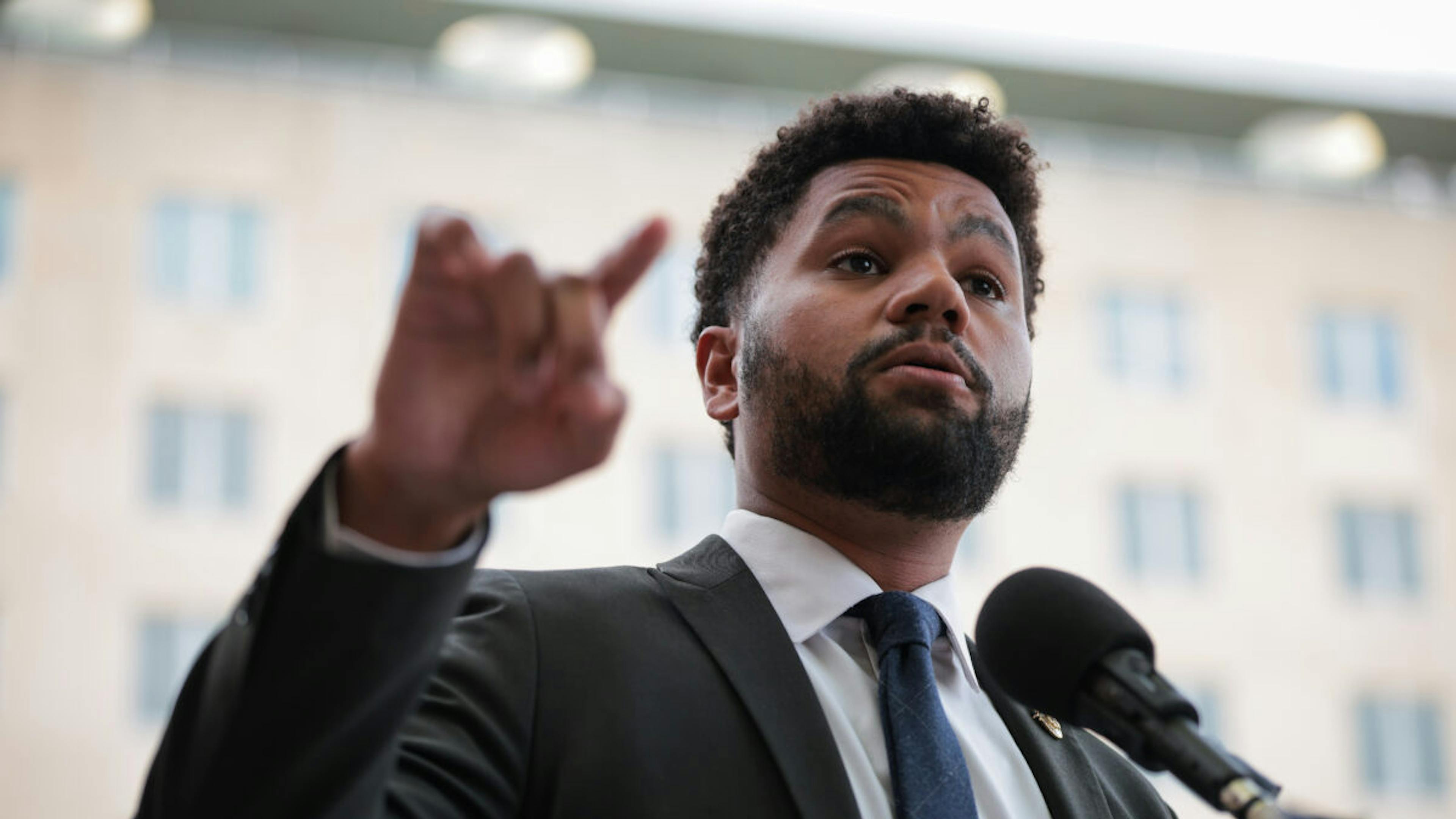 House Democrat Accuses ICE Of ‘Human Trafficking’ Illegal Aliens