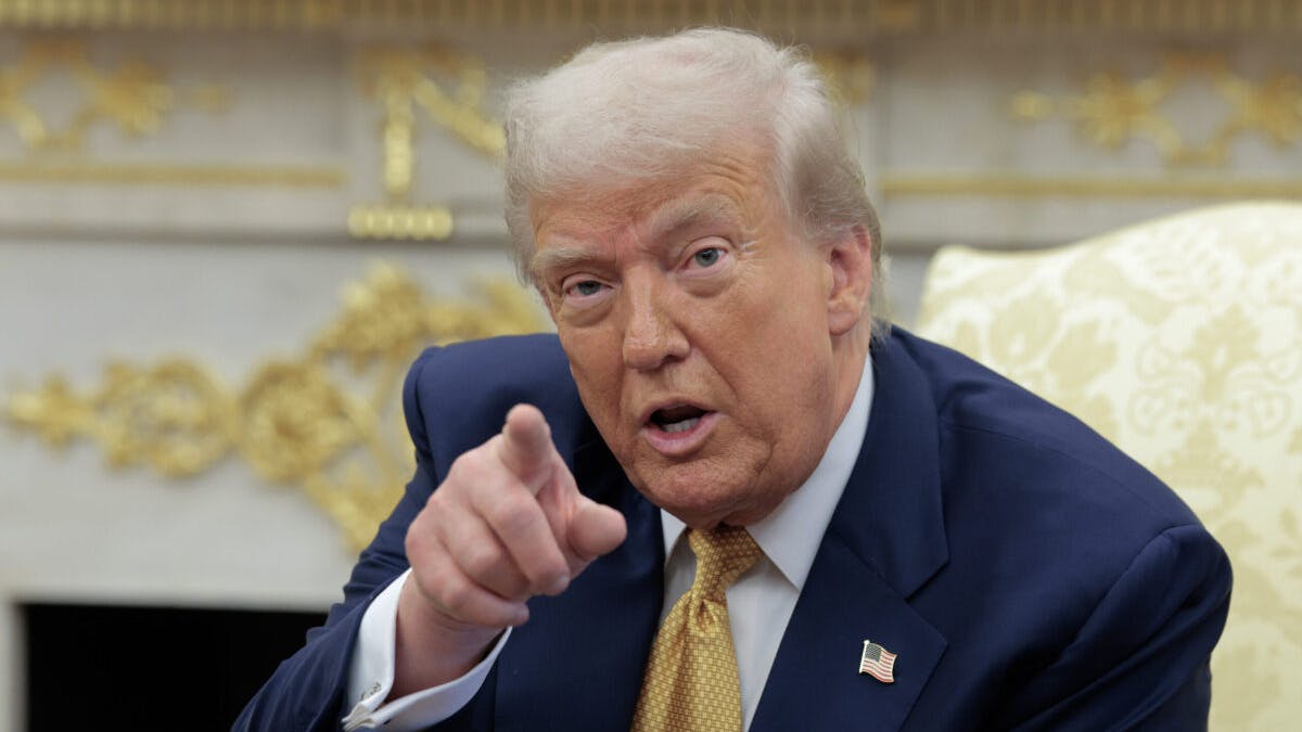 NextImg:Trump To Visit Fed Reserve, Pressures Powell Again To Lower Interest Rates