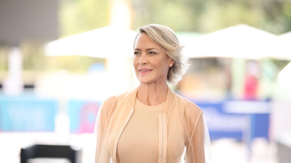 NextImg:‘House Of Cards’ Star Becomes Latest Celeb To Ditch U.S., Calls America A ‘Sh** Show’