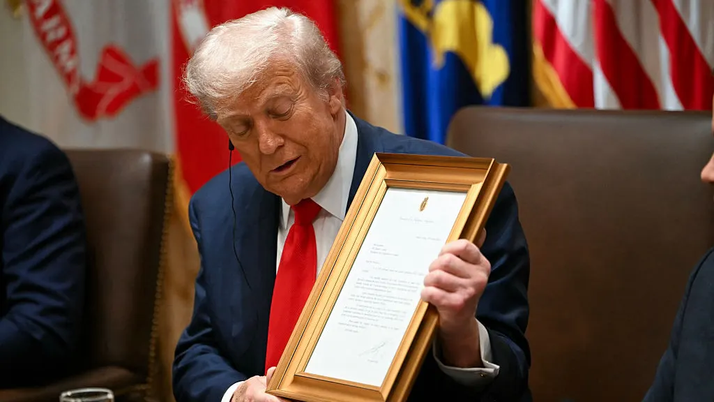 Argentina’s Milei Recognizes Trump’s Peace Legacy With White House Gift