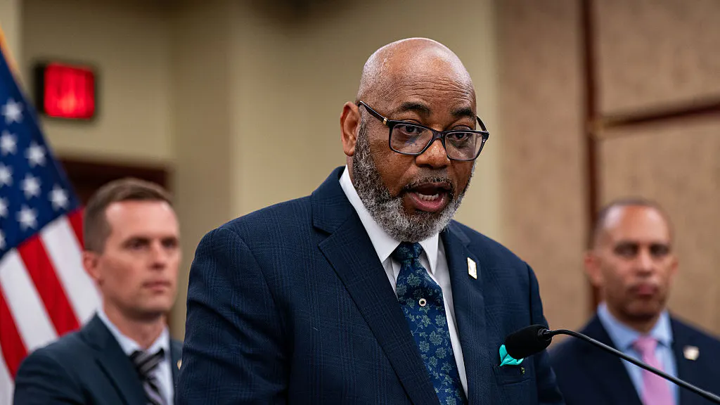 Dem-Aligned Union Breaks Ranks, Demands End To Govt Shutdown