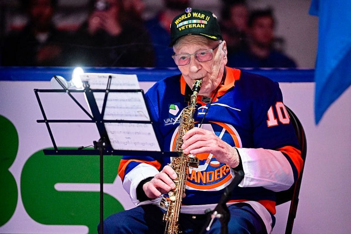 104-Year-Old WWII Veteran Brings House Down With National Anthem