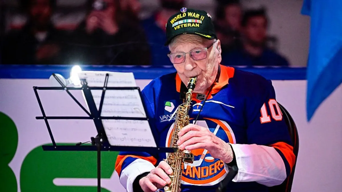 104-Year-Old WWII Veteran Brings House Down With National Anthem