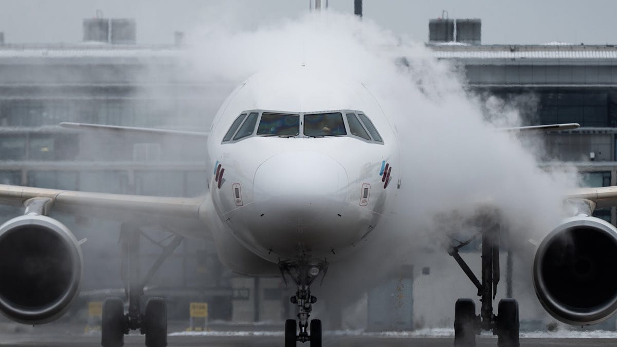 Delta Urges Travelers To Rebook As Winter Storm Threatens Weekend Flights