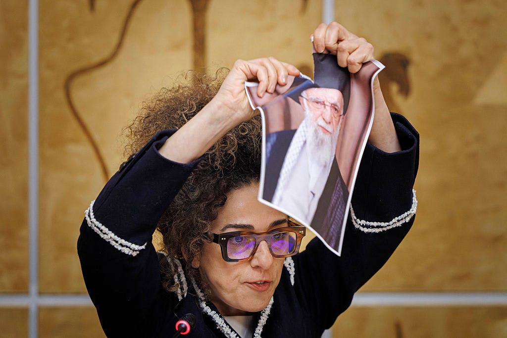Iranian Women’s Rights Activist Rips Up Khomeini Photo At UN, Urges Europe To Cut Ties With Regime