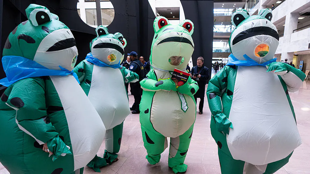 GIRAFFE REBELLION: De Niro, Inflatable Frogs, Headline Unhinged Democrat ‘State Of The Swamp’ Circus