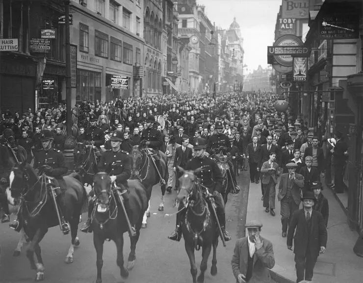 UNITED KINGDOM - MARCH 29: Black shirts marching to the East End, London, 4 October 1936. 'Sir Oswald Mosley, leader of the British Union of Fascists, marches with his Black Shirts to the East End of London'. Photograph by Edward G Malindine. (Photo by Daily Herald Archive/SSPL/Getty Images)
