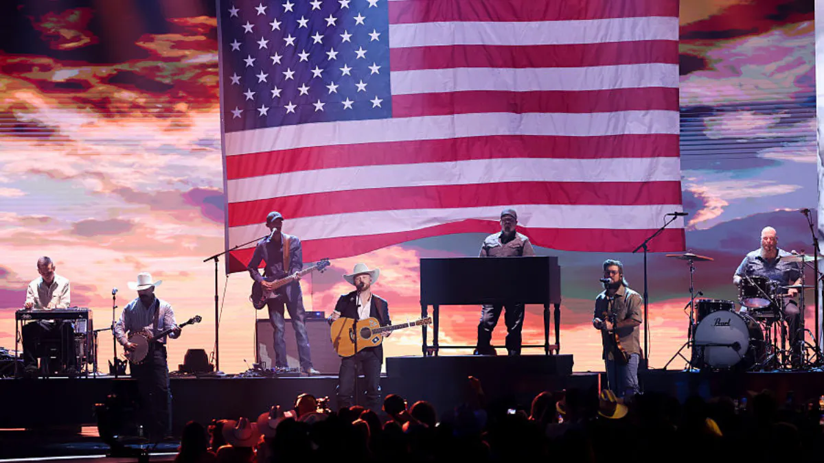 WATCH: Country Star Brings Down The House With Patriotic ‘Travelin’ Soldier’