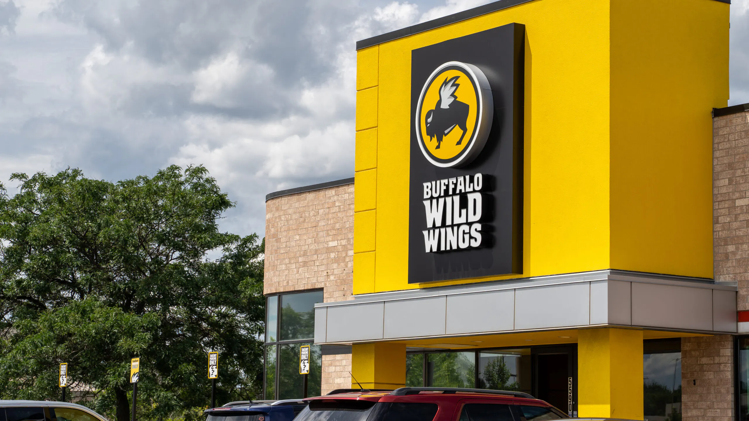 Buffalo Wild Wings Attempts To Reward Fan After NBA Bans Him For Life
