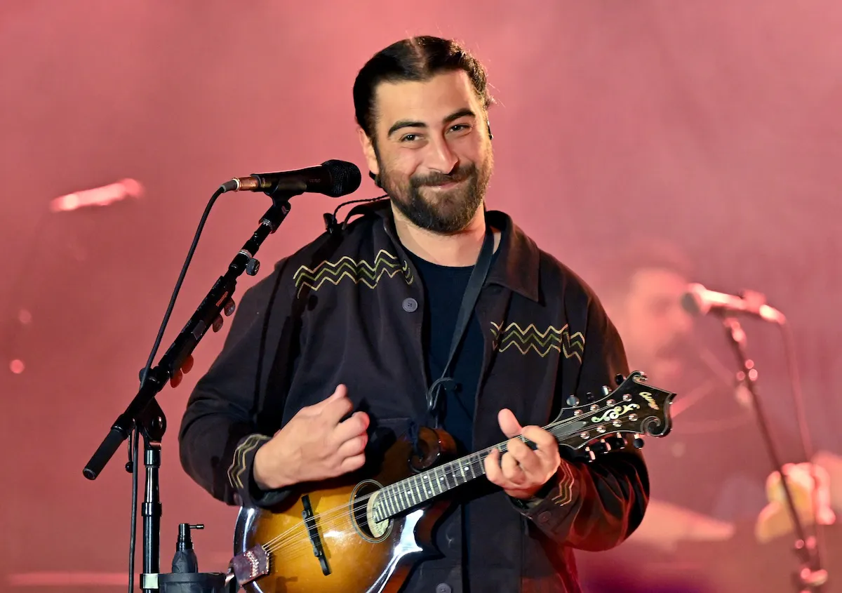 Viral Noah Kahan Concert Moment Has Singer Begging Fans To Use The Bathroom