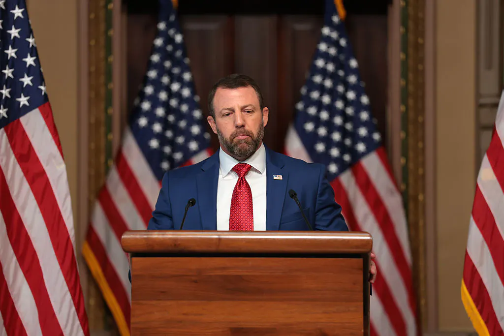 Mullin Won’t Say Whether He Briefed Trump Before Pausing ICE Traffic Stops