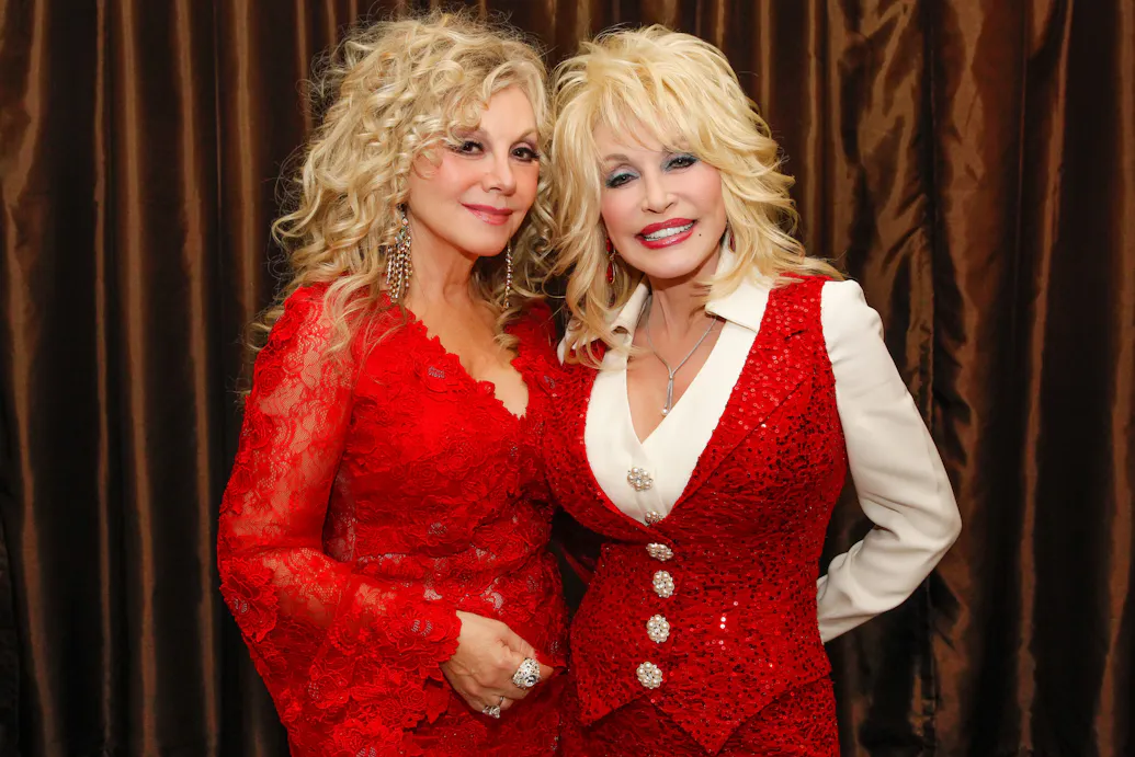 The ‘Fake Garbage’ Dolly Parton’s Sister Is Calling Out