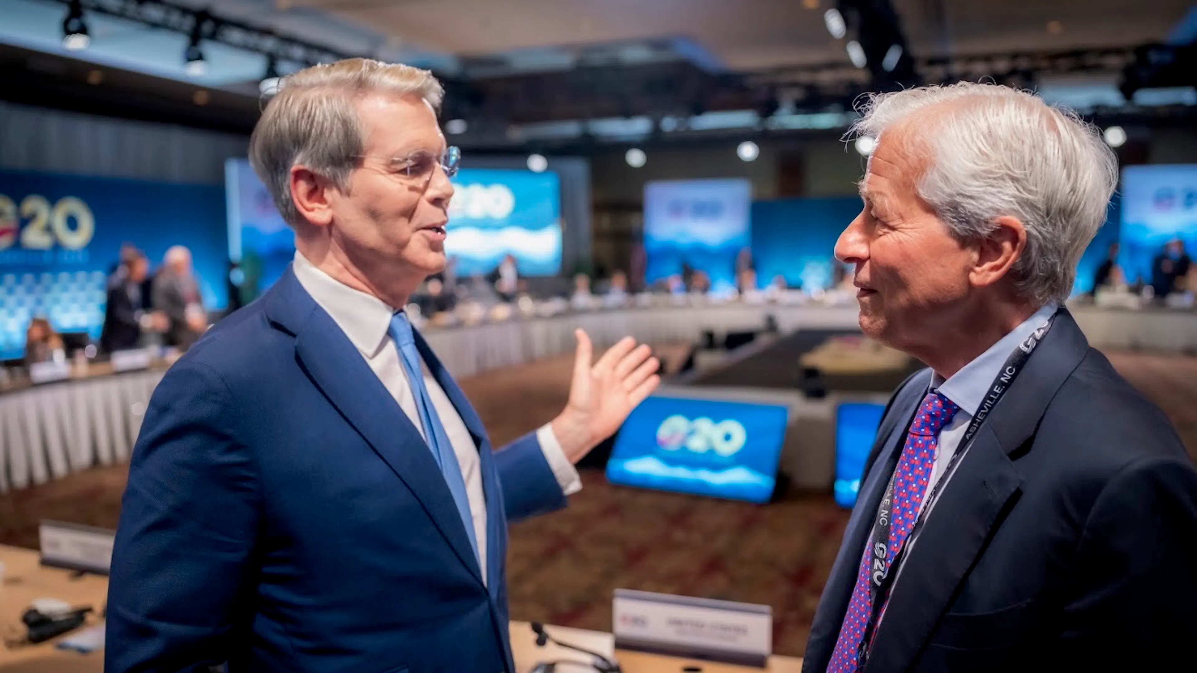 Bessent’s Unprecedented Move Wins Praise From Wall Street Heavyweights