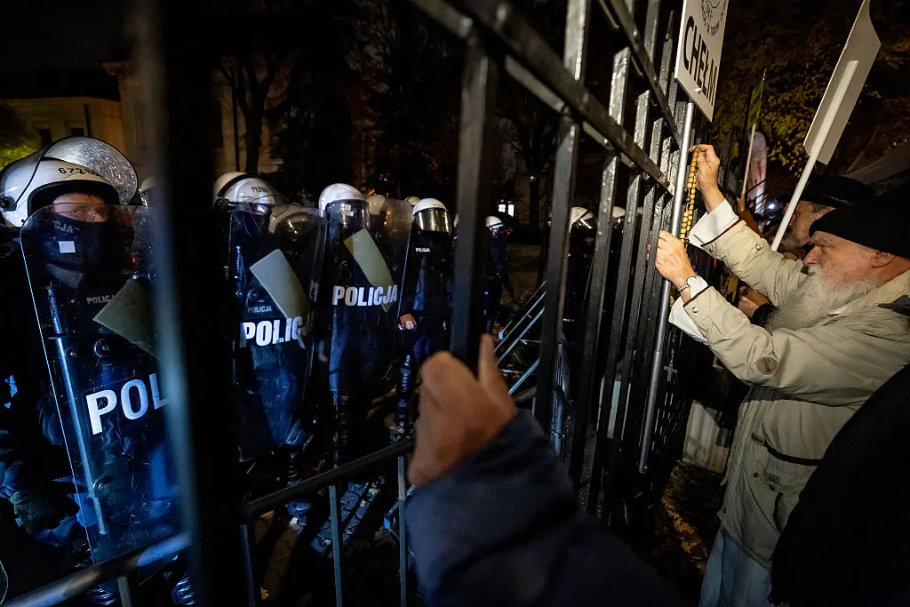 Riot Police Surround Polish Court As ‘Coup’ Fight Draws Protesters, Sends President Racing Home