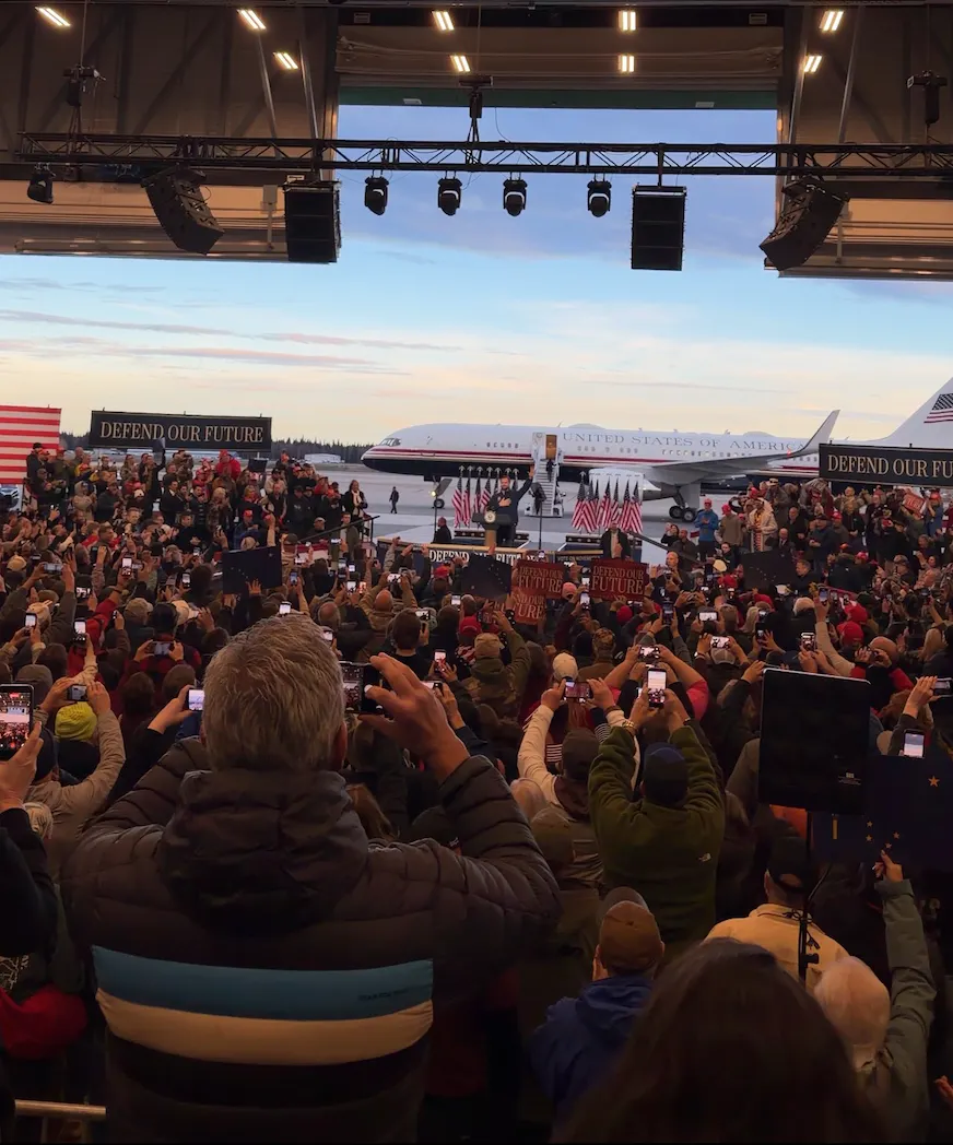 JD Vance descends Air Force Two as he takes the stage in Fairbanks, Alaska. Photo: Mary Margaret Olohan for The Daily Wire. 